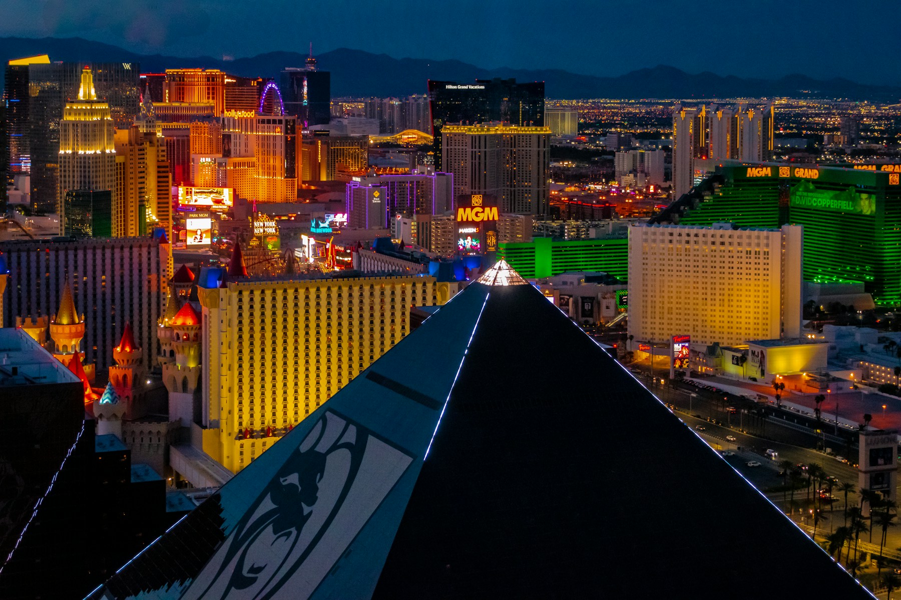 A Strip de Las Vegas iluminada à noite